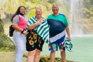 Our tour guide with the guests in Tumalog Falls
